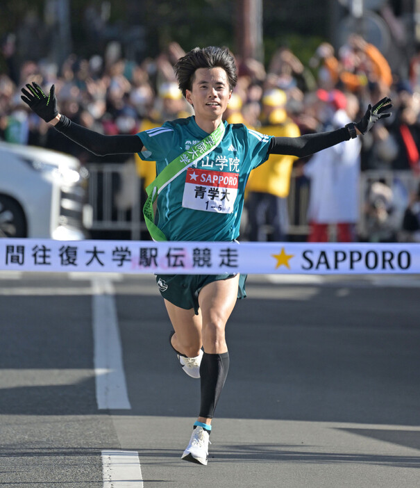 第１０１回東京箱根間往復大学駅伝競走。往路（１～５区）が行われ、総合連覇が懸かる青学大が５時間２０分１秒で２年連続７度目の往路優勝を遂げた。写真は、ゴールする青学大５区の若林宏樹＝２日、神奈川県箱根町