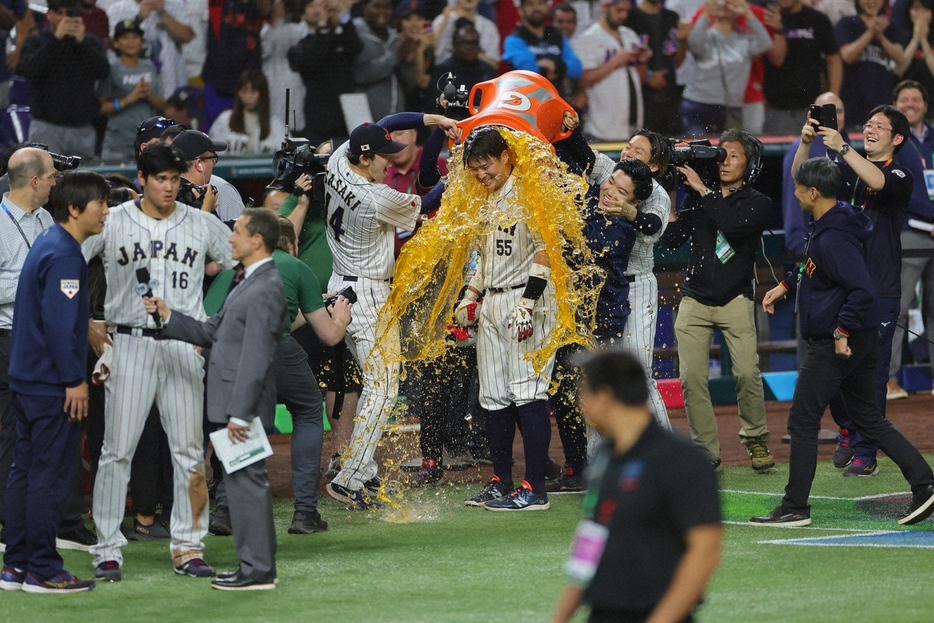 ＷＢＣ準決勝＜日本・メキシコ＞佐々木朗（左から２人目）、山本（右）にスポーツドリンクを浴びせられる村上（撮影・光山　貴大）