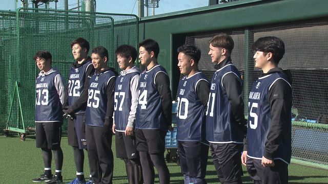 自主トレで高津臣吾監督から訓示をもらうヤクルトの新人選手ら