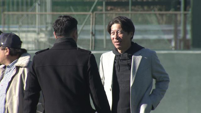 新人自主トレに来たヤクルトの高津臣吾監督