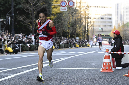 １０位でゴールした帝京大アンカーの小林咲冴（左）。順大アンカーの古川達也との争いを制し、シード権を確保した（３日、東京・大手町の読売新聞社前で）＝西孝高撮影