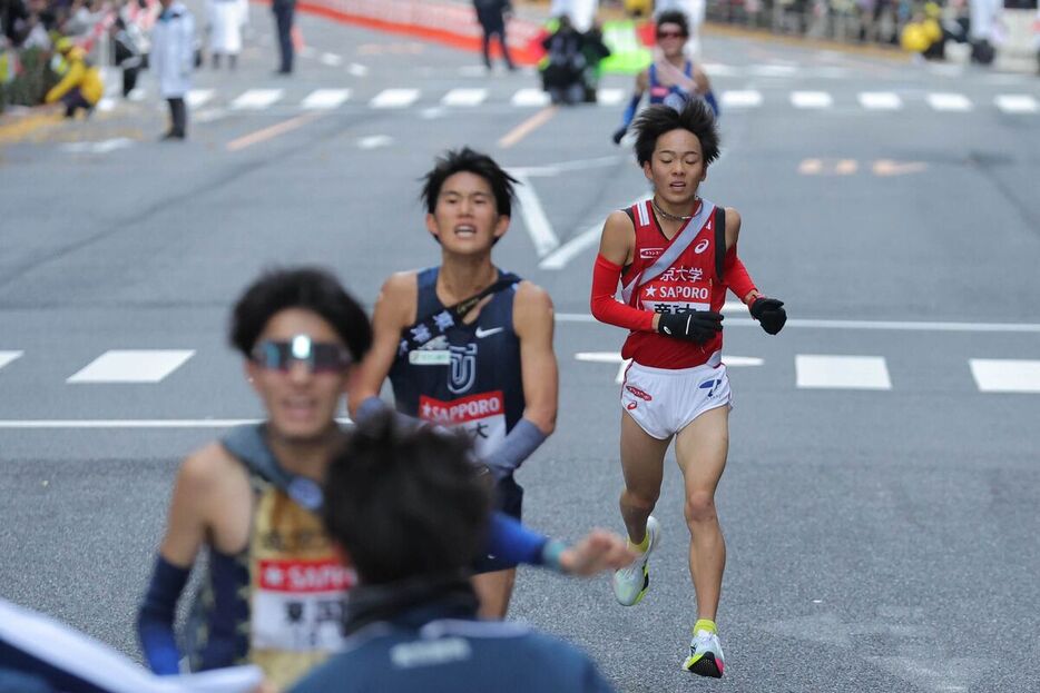 １０位でゴールしシード権を獲得した帝京大・小林咲冴（手前から東京国際大・ 大村良紀、東洋大・薄根大河、後方は順大・古川達也）（カメラ・中島　傑）