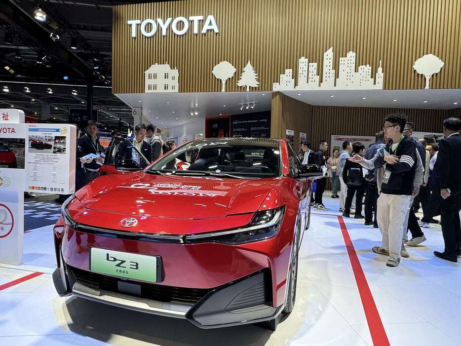 中国国際輸入博覧会のトヨタ自動車のブース＝昨年11月、上海（三塚聖平撮影）