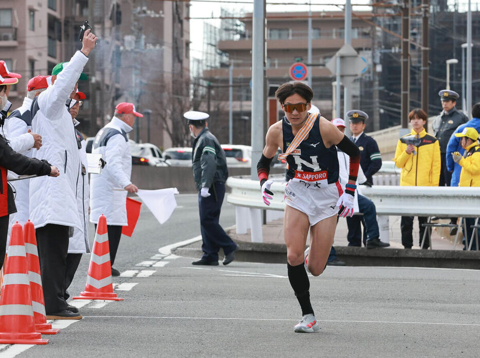 繰り上げタスキを身につけ戸塚中継所をスタートした日大９区・小路翔琉（カメラ・堺　恒志）