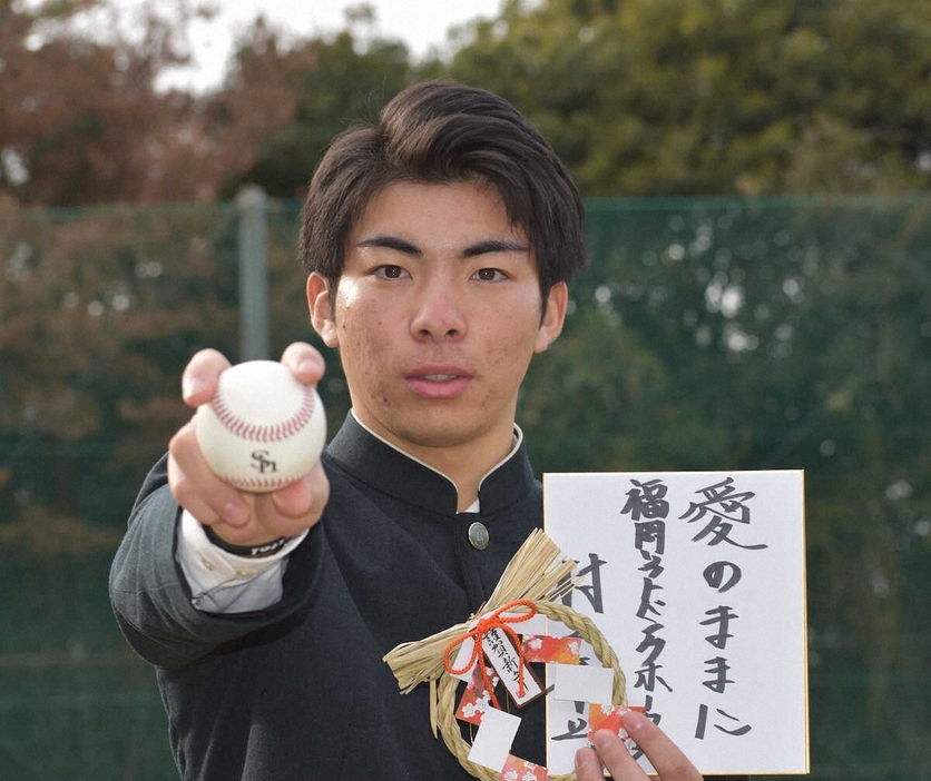 スポニチのインタビューに応じたソフトバンクのドラフト1位・村上（撮影・杉浦　友樹）