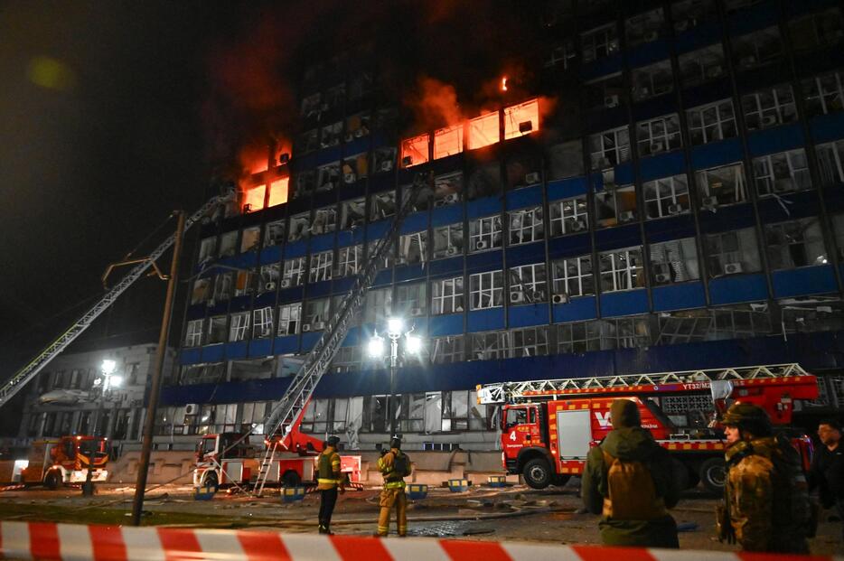 ロシアの攻撃で被害を受けた建物で作業する消防隊員＝8日、ウクライナ・ザポロジエ（ロイター＝共同）