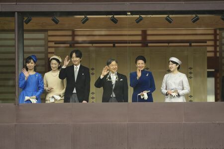 話題が尽きない令和7年の皇室（写真は2024年2月23日、64歳の誕生日を祝う一般参賀で、訪れた人たちに手を振られる天皇陛下／共同通信社）