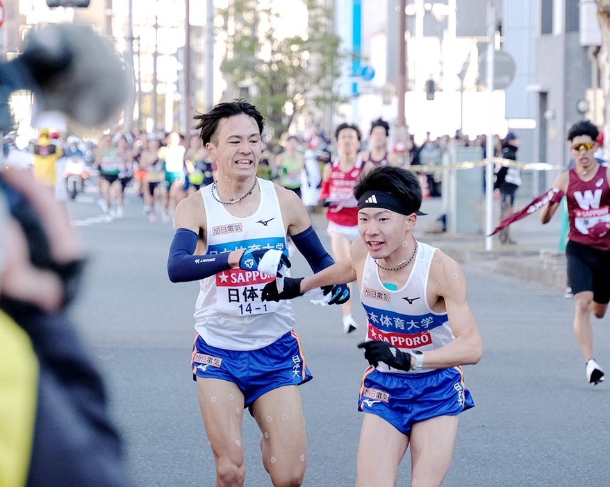 区間３位でゴールした日体大・１区平島（左）＝鶴見中継所