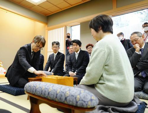 新将棋会館移転後、初めての指し初め式に臨む日本将棋連盟の羽生善治会長（左）（６日、東京都渋谷区で）＝若杉和希撮影