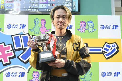 【優勝カップを持つ井口選手＝津市藤方のボートレース津で】