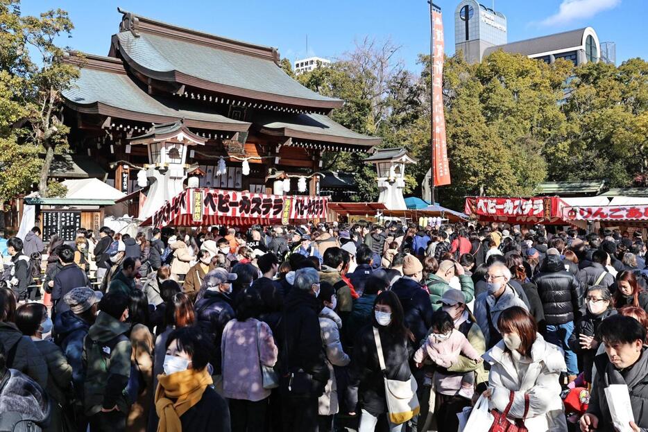 初詣客でにぎわう湊川神社の入り口付近＝１日、神戸市中央区多聞通３、湊川神社（撮影・長嶺麻子）