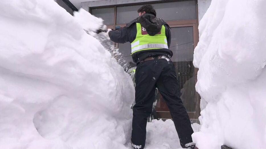 職員による雪かき