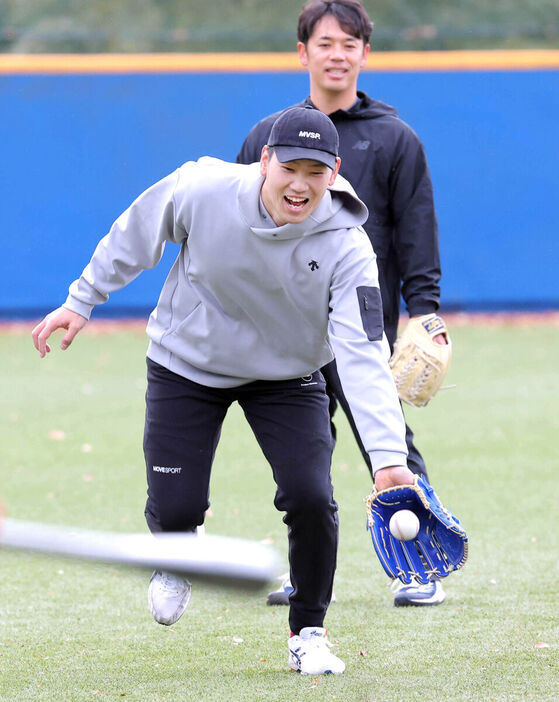 母校の創価大で自主トレを行いノックを受ける石川柊太（後方は小川泰弘）（カメラ・上村　尚平）