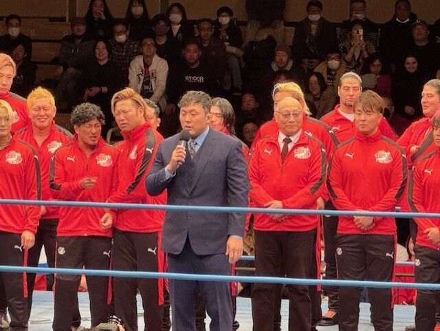 リング上で全日本プロレス入団を発表した鈴木秀樹（中央のスーツ姿）