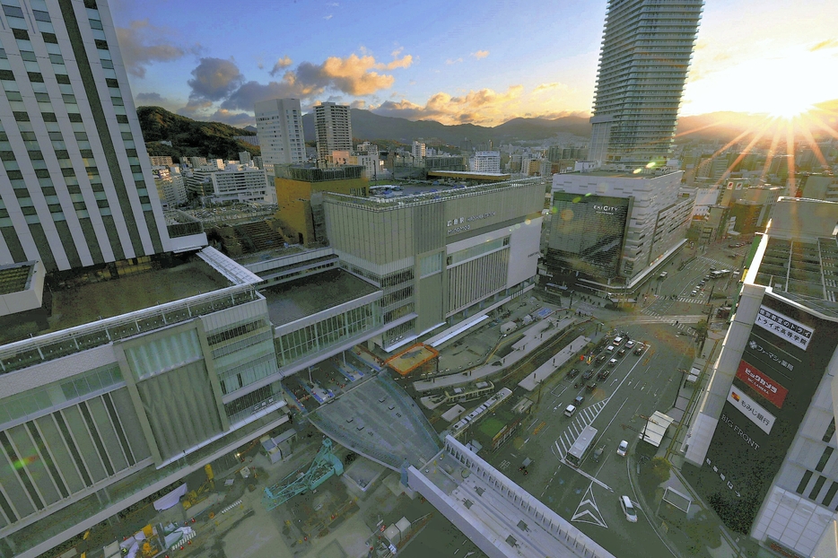 朝日に照らされるJR広島駅。原爆による駅舎焼失、新幹線駅開設などの歴史に、今春、新たな駅ビル開業が加わる（広島市南区で）＝東直哉撮影