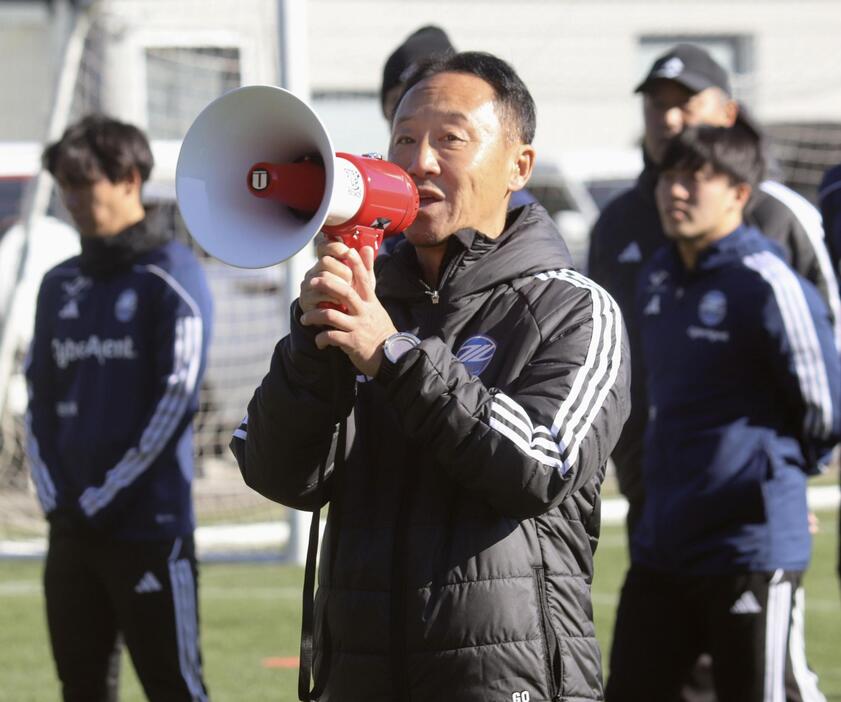 ファンへあいさつするJ1町田の黒田監督＝東京都町田市