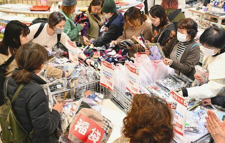 初商いに多くの買い物客が詰め掛けにぎわった＝２日午前、那覇市久茂地・デパートリウボウ（金城拓撮影）