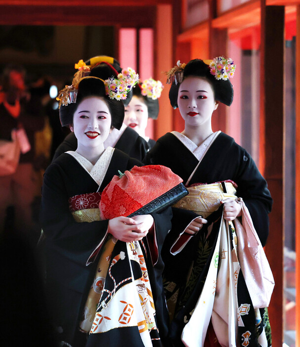 京都の花街・祇園甲部で７日、芸舞妓（まいこ）の仕事始めの始業式が行われた。黒紋付きの正装に身を包み、稲穂のかんざしを挿した芸舞妓や関係者らが集まり、「おめでとうさんどす」と新春のあいさつを交わした。