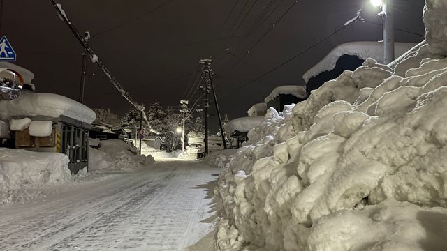 市内では除雪後の雪が道路脇で山積みとなっている（3日夜　青森市）