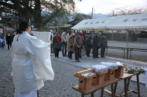 【大祓式で祝詞を奏上する加藤禰宜＝尾鷲市北浦町の尾鷲神社で】