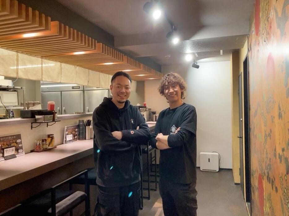 杉本博之さん（左）と社員の高橋陽さん