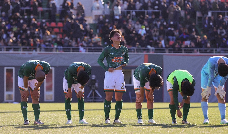 ＜青森山田・高川学園＞高川学園に敗れ、涙を流す青森山田イレブン（撮影・松永　柊斗）