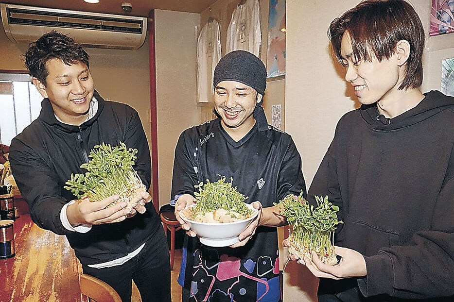 トウミョウとまぜそばを披露する（左から）中谷代表、山岸店長、平野代表＝富山市五福のラーメン店