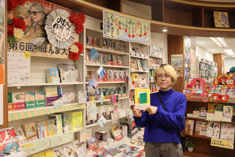 「ほんま大賞」を紹介する本間店長＝佐賀市の「佐賀之書店」で2024年12月27日午後5時17分、五十嵐隆浩撮影