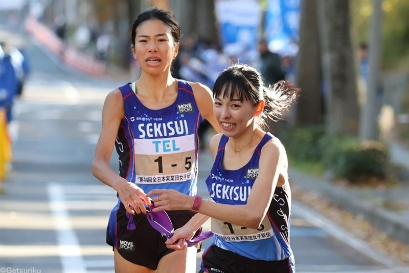 クイーンズ駅伝でタスキをつないだ積水化学の新谷仁美と森智香子