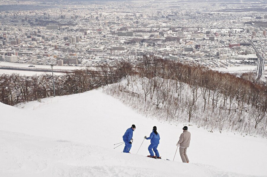 市街地を眺めながらの滑走はレアな体験になるだろう