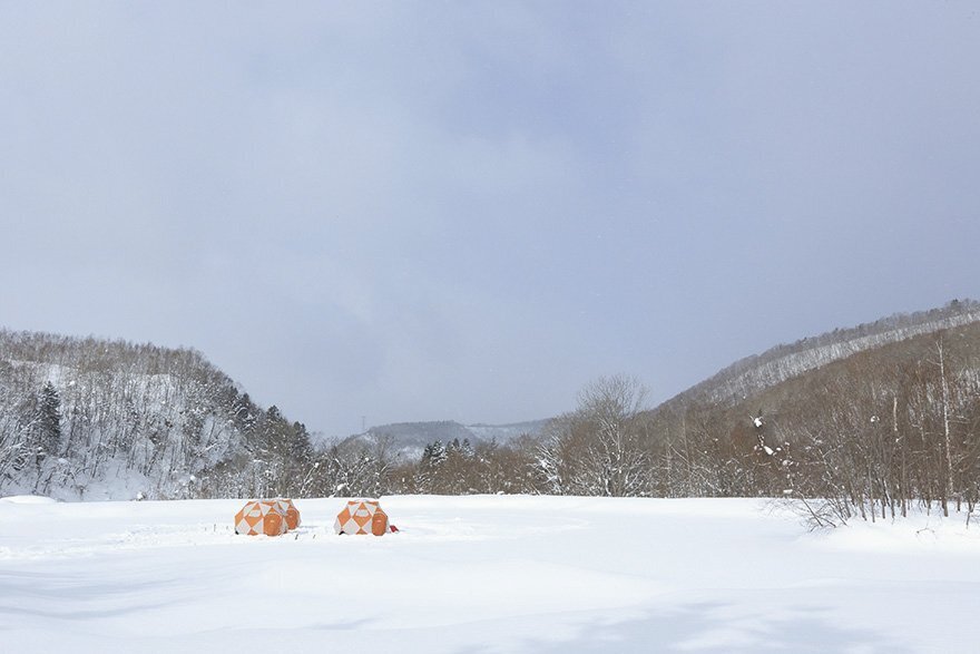 大自然のなかの氷った池の上が舞台となる