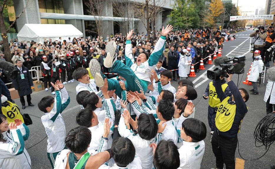 総合優勝を決め胴上げされる青学大の原晋監督（カメラ・今成　良輔）