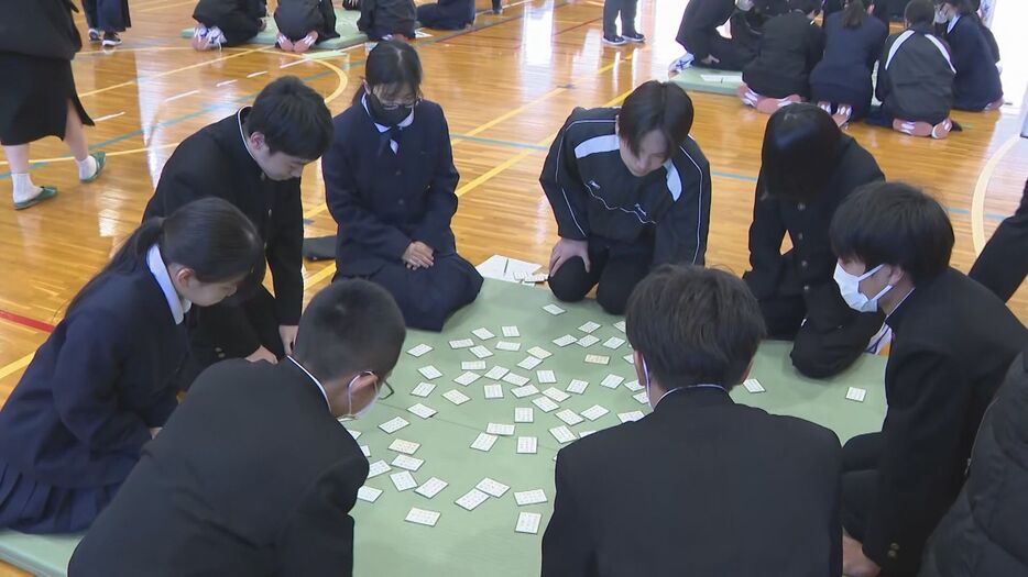 前芝中学校で開かれた百人一首大会 愛知県豊橋市