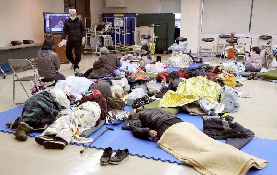 能登半島地震で、避難所となったコミュニティーセンターに身を寄せる被災者たち＝令和６年１月２日午後、石川県七尾市