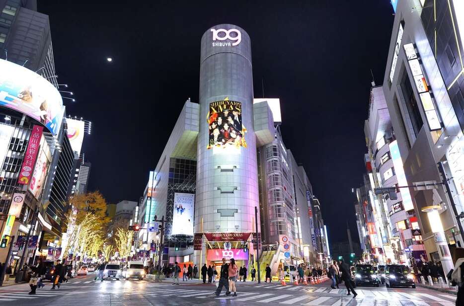 深夜の東京・渋谷。右に行くか、左に行くか、行き着く先は同じでも、「世界線」は異なる（岩崎叶汰撮影）