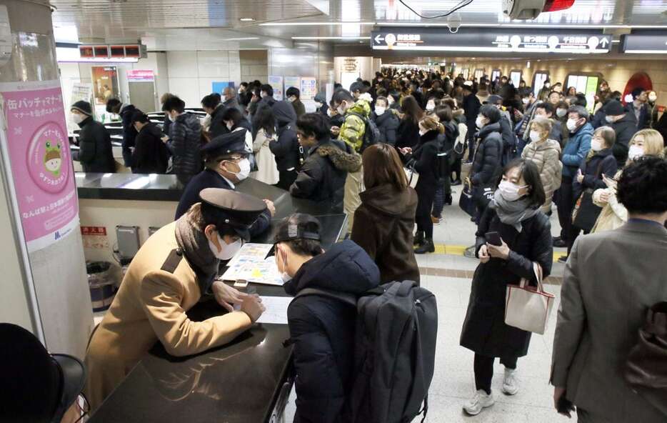 駅の利用客に対応する駅員。鉄道事業者などはカスハラ対策を本格化している＝大阪市中央区