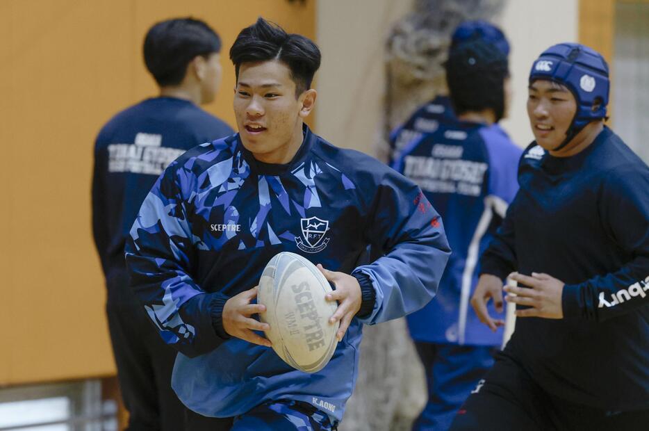 全国高校ラグビー大会の決勝に向け調整する東海大大阪仰星・青野＝大阪府枚方市