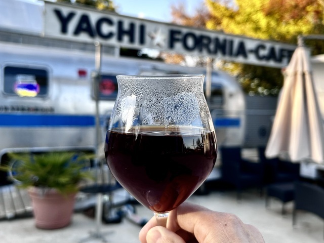 YACHI★FORNIA-FARMでは国産ティピカをワイングラスで飲ませてくれる。(筆者撮影)