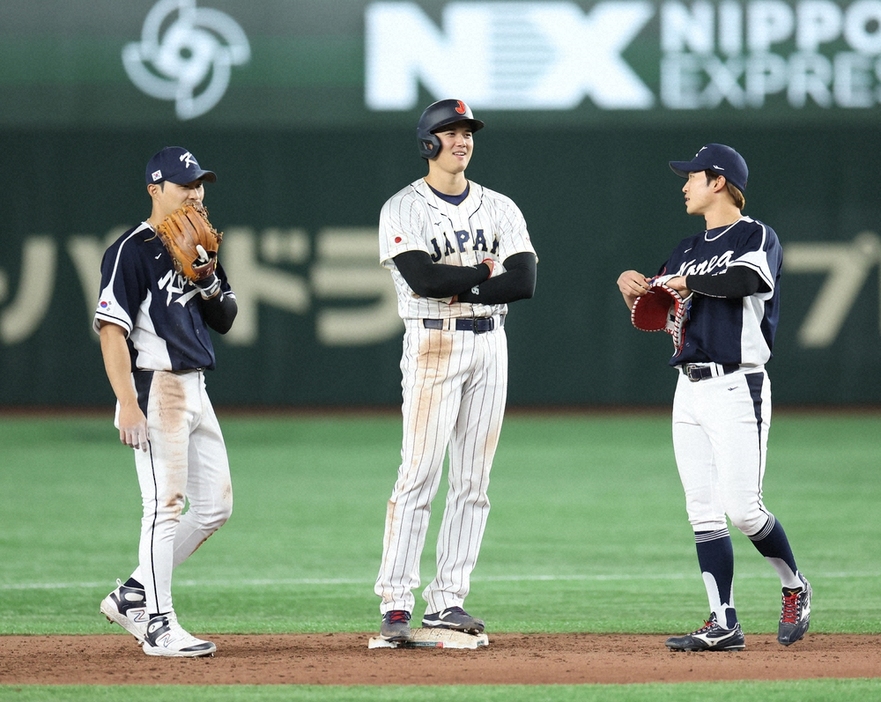 2023年のWBCで金河成（左）ら韓国選手と話す大谷翔平