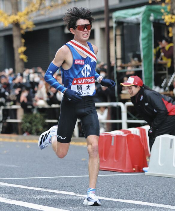 ゴールする順大・アンカーの古川達也