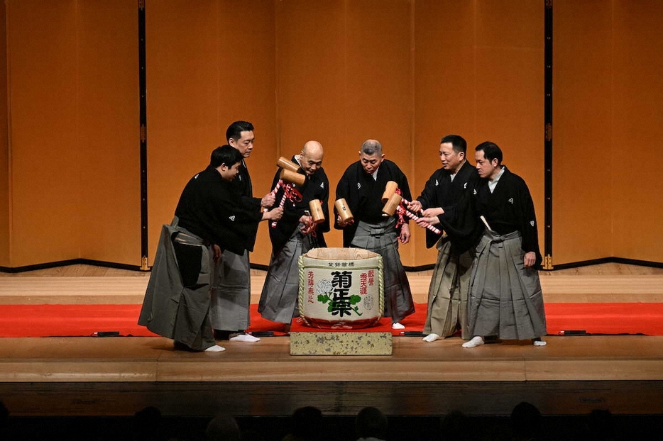 米朝一門会で鏡開きをする桂吉弥（右から2人目）桂南光（同3人目）ら（撮影:佐々木芳郎）