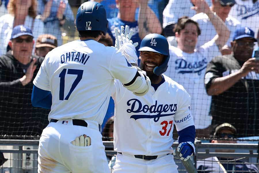 ドジャースのテオスカー・ヘルナンデス（右）と大谷翔平【写真：ロイター】