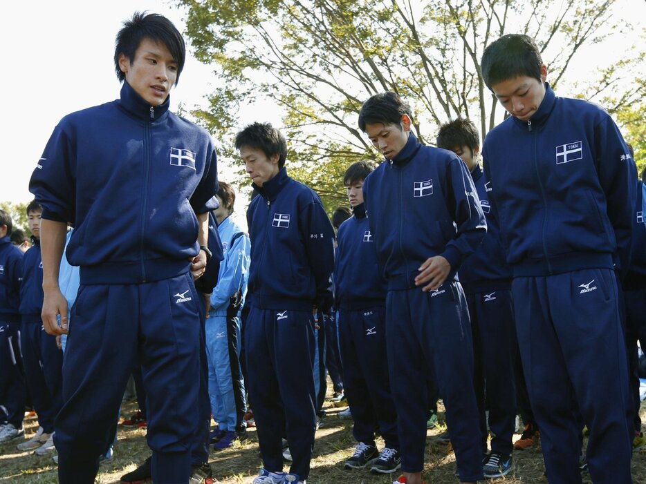 大学2年の箱根駅伝「花の2区」で17人抜きの区間賞＆大会MVPも獲得した村澤明伸（左）。一方、主将を務めた4年時は40年ぶりの予選落ちという憂き目に photograph by KYODO