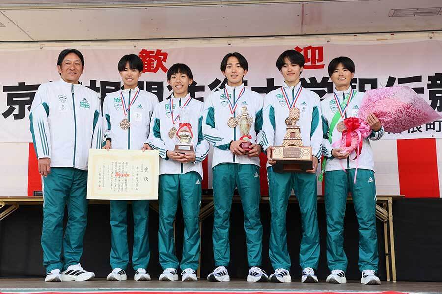 箱根駅伝の往路で優勝した青学大、太田蒼生（右から2番目）は4区を走った【写真：産経新聞社】