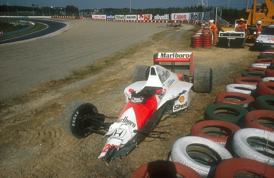 1990年F1日本GP　アイルトン・セナ（マクラーレン）とアラン・プロスト（フェラーリ）が1コーナーでクラッシュ