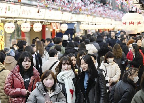 厚着をして浅草・仲見世通りを散策する人たち（５日午後、東京都台東区で）＝帖地洸平撮影