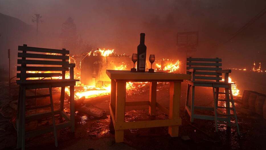 現地時間1月7日、マリブで山火事の影響が広がり、パシフィックコーストハイウェイ沿いのワインバーが焼失