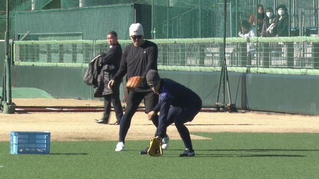 ノック練習を行うヤクルトの塩見泰隆選手(前)と村上宗隆選手(後ろ)