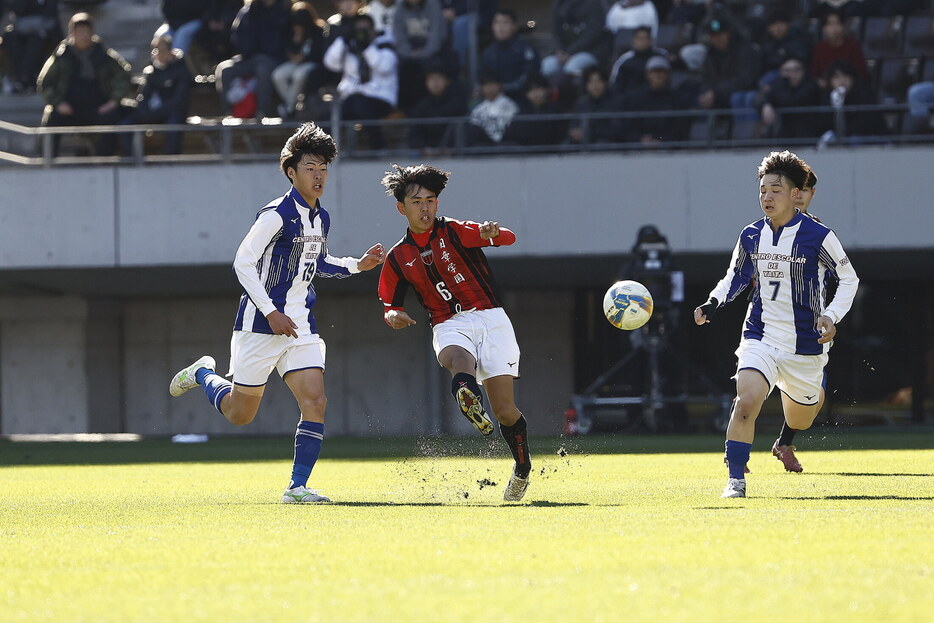 日章学園高のボランチ小峠魅藍(3年)(写真協力『高校サッカー年鑑』)(HIGH SCHOOL SOCCER YEARBOOK)