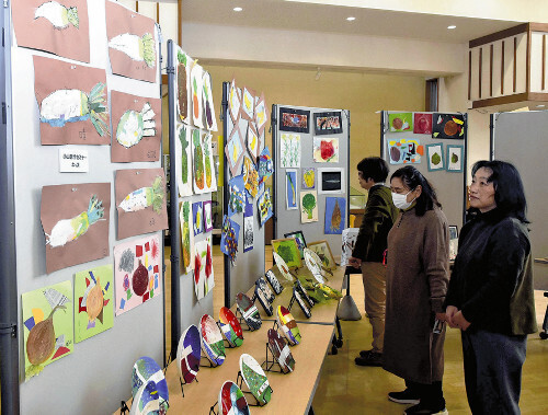 色とりどりの作品が並ぶ会場（兵庫県丹波篠山市西吹の市立中央図書館で）